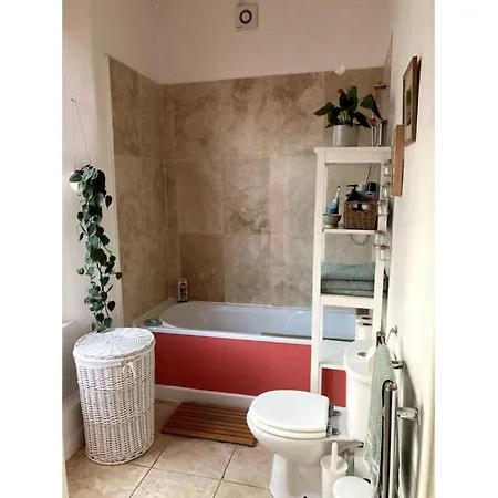 Bright, Book-Filled Flat In Artsy Stokes Croft Apartment Bristol Exterior photo