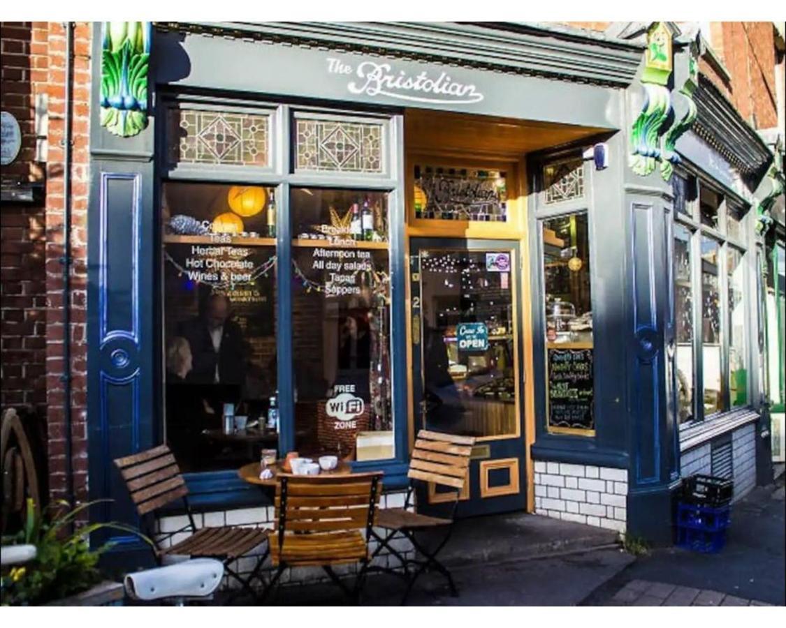 Bright, Book-filled Flat In Artsy Stokes Croft Bristol
