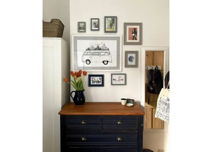 Bright, Book-Filled Flat In Artsy Stokes Croft