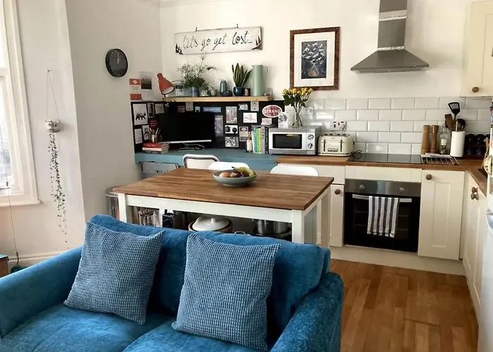 Bright, Book-Filled Flat In Artsy Stokes Croft