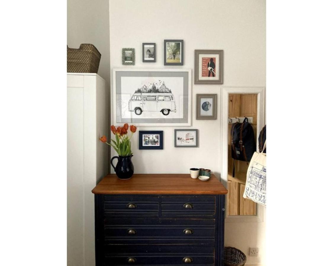 Bright, Book-filled Flat In Artsy Stokes Croft * Bristol