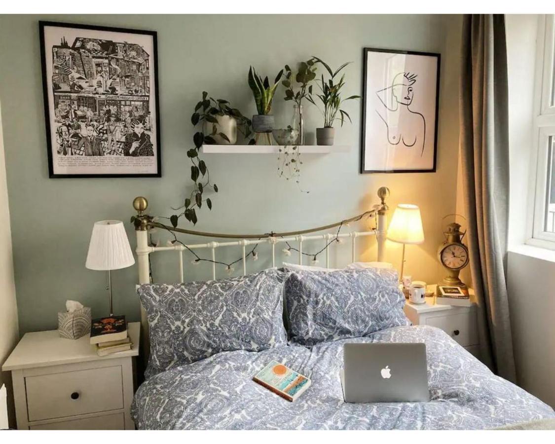Bright, Book-filled Flat In Artsy Stokes Croft * Bristol