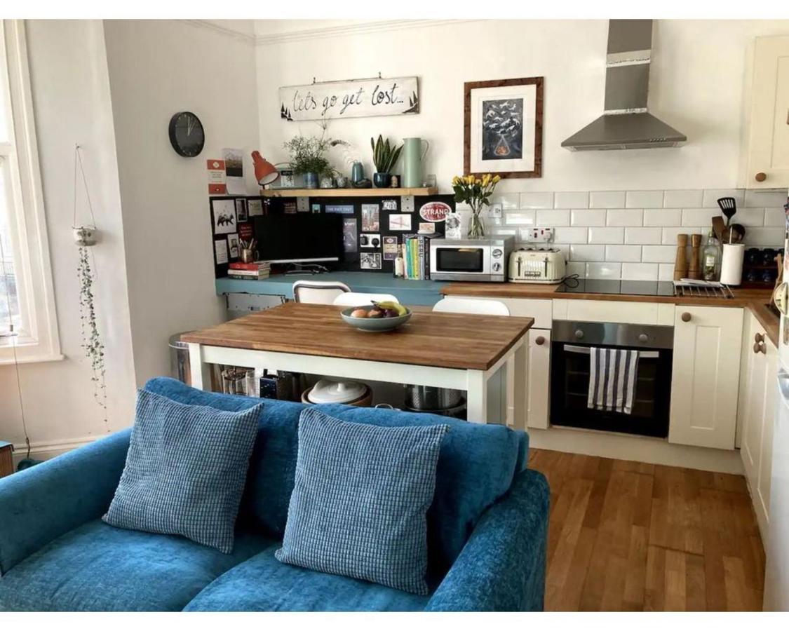 Bright, Book-filled Flat In Artsy Stokes Croft Apartment Bristol